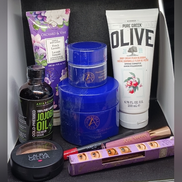 MYSTERY COSMETIC BAG - what goodies will you get? ALL 5 star reviews - Picture 1 of 13